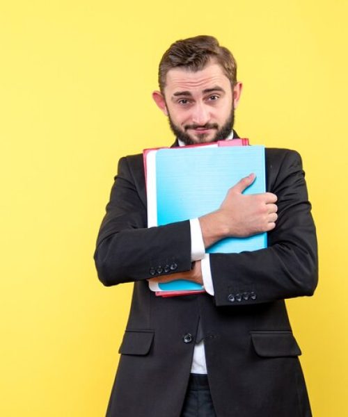 vista-frontal-joven-empresario-mirando-confianza